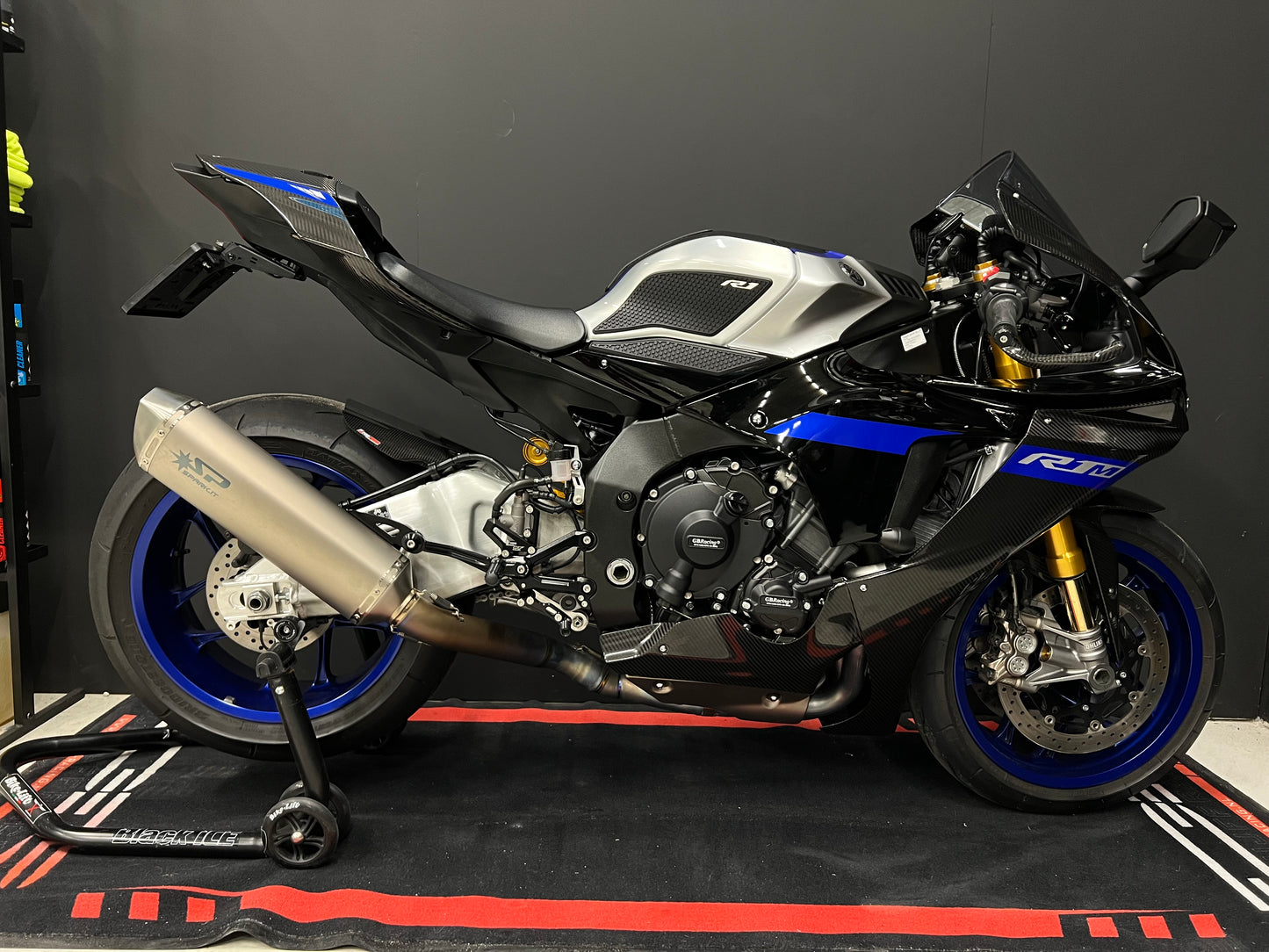 Yamaha R1M 2023 in nieuwstaat met veel opties en lage km stand