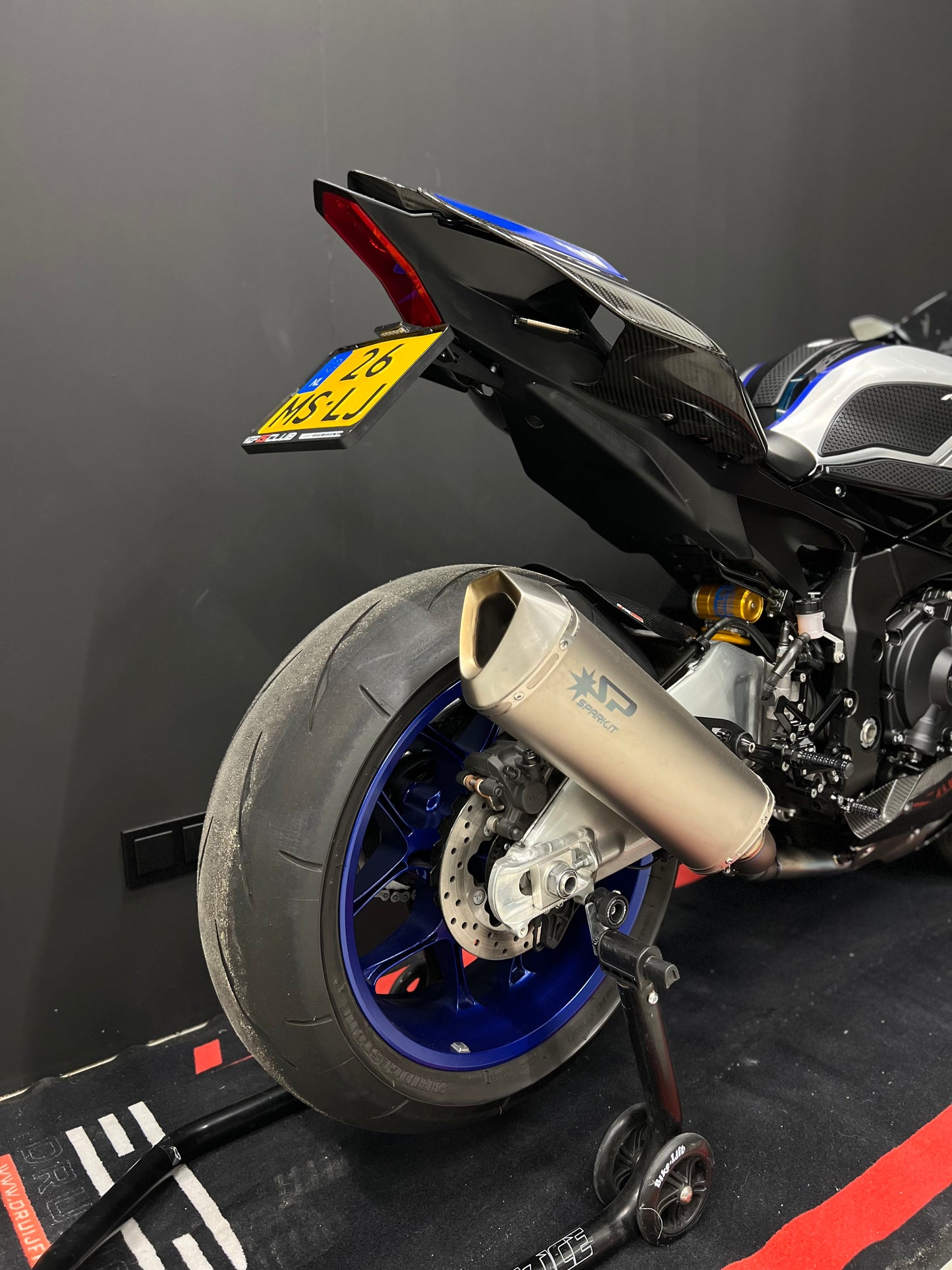 Yamaha R1M 2023 in nieuwstaat met veel opties en lage km stand