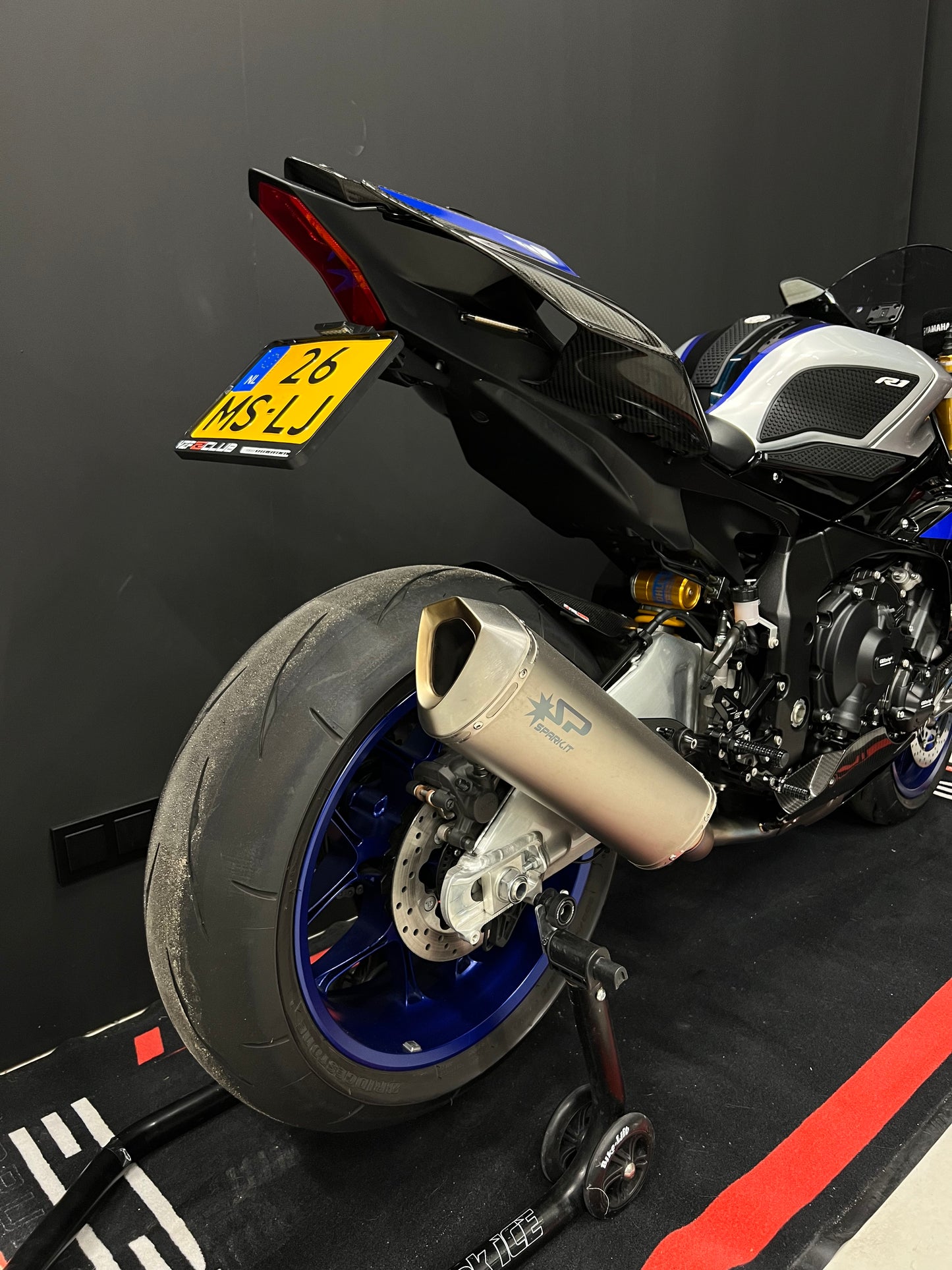 Yamaha R1M 2023 in nieuwstaat met veel opties en lage km stand
