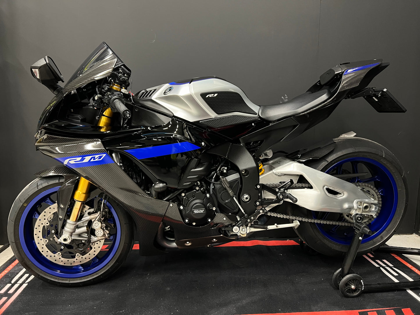 Yamaha R1M 2023 in nieuwstaat met veel opties en lage km stand
