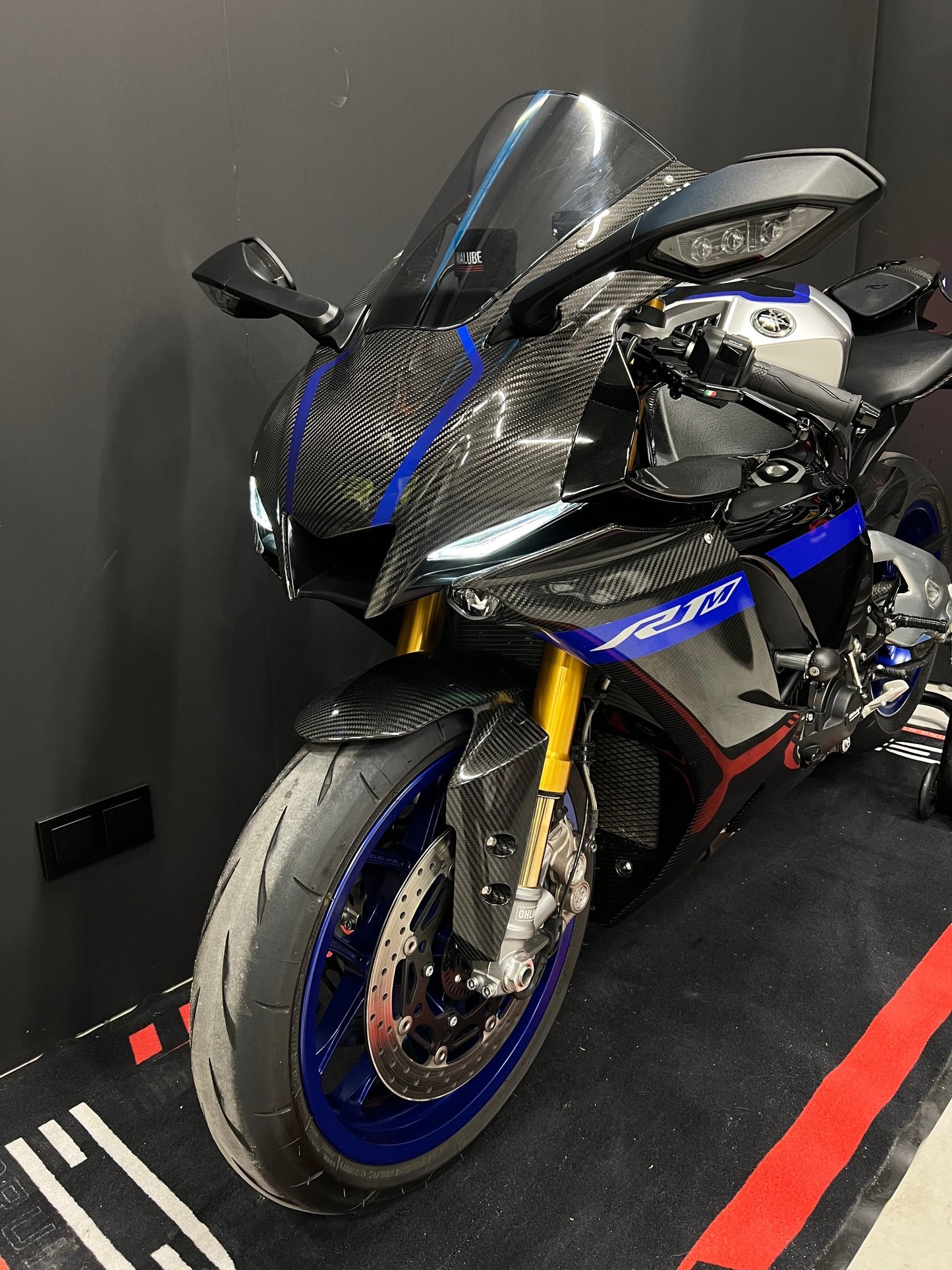 Yamaha R1M 2023 in nieuwstaat met veel opties en lage km stand